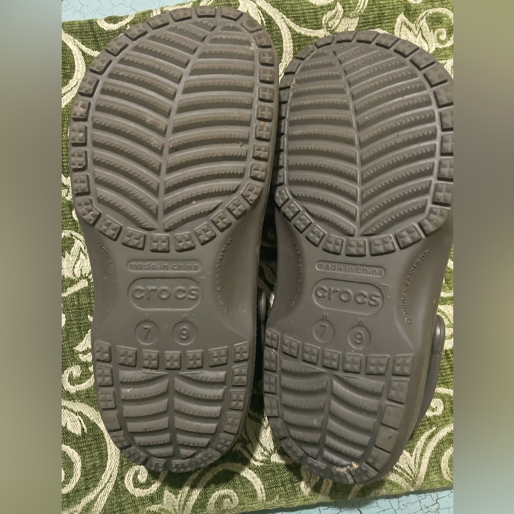 Classic crocs
Chocolate color 
VGUC 
Size 7 men
Size 9 women - Picture 5 of 6
